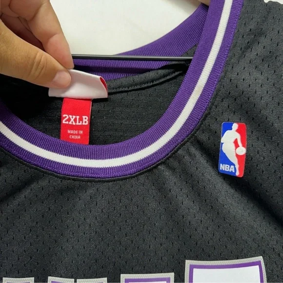 Mitchell & Ness Hardwood Classics Chris Webber Sacramento Kings Jersey - Picture 3 of 7